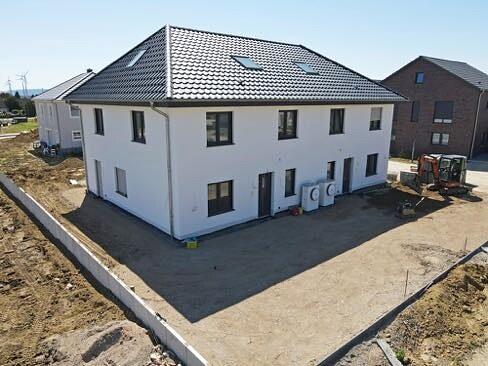 Weitere Außenansicht der Doppelhaus-Stadtvilla in Bennigsen